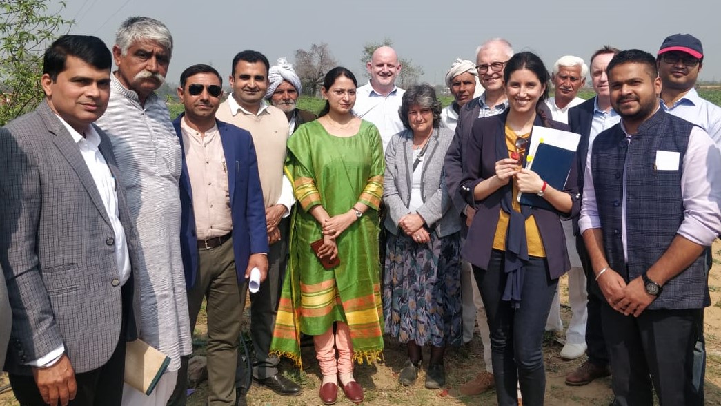 foto noticia British experts join Indian farmers to reduce food loss sustainably.